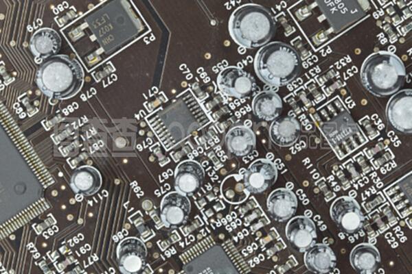 電子元器件與宏背板 印刷電路板設(shè)計(jì)的核心要素